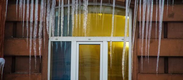 Сосульки на фасаде дома в Санкт-Петербурге - Sputnik Латвия