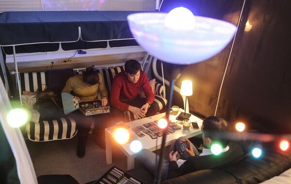 Посетители играют в настольные игры в АнтиБаре TimeTerria в Москве Посетители играют в настольные игры в АнтиБаре TimeTerria в Москве - Sputnik Латвия