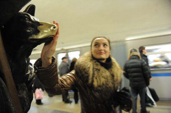 Пассажир на станции Арбатско-Покровской линии метро Площадь Революции Пассажир на станции Арбатско-Покровской линии метро Площадь Революции - Sputnik Латвия