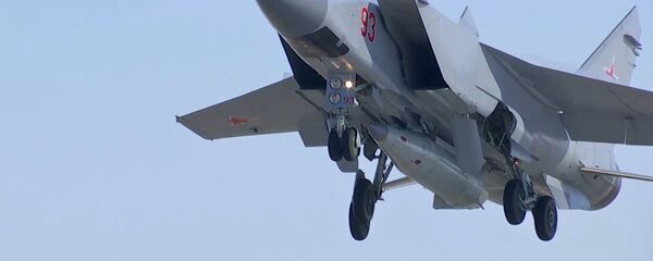 МиГ-31 ВКС провел учебно-боевой пуск гиперзвуковой ракеты Кинжал - Sputnik Латвия