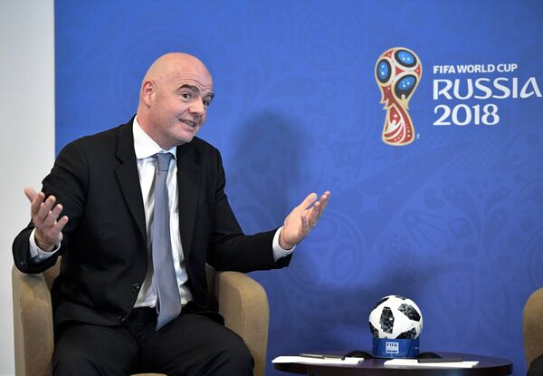 Президент FIFA Джанни Инфантино во время беседы с президентом РФ Владимиром Путиным в Сочи. - Sputnik Латвия