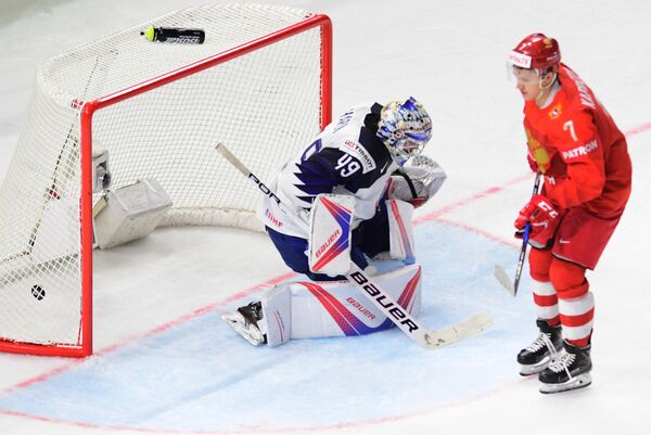Слева направо: Флорьян Арди (Франция) и Кирилл Капризов (Россия) в матче группового этапа чемпионата мира по хоккею между сборными командами России и Франции. - Sputnik Латвия