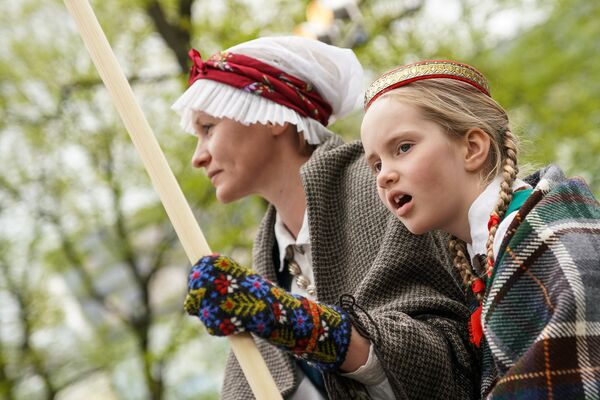 Участники концерта на эстраде в Верманском парке Участники концерта на эстраде в Верманском парке - Sputnik Latvija