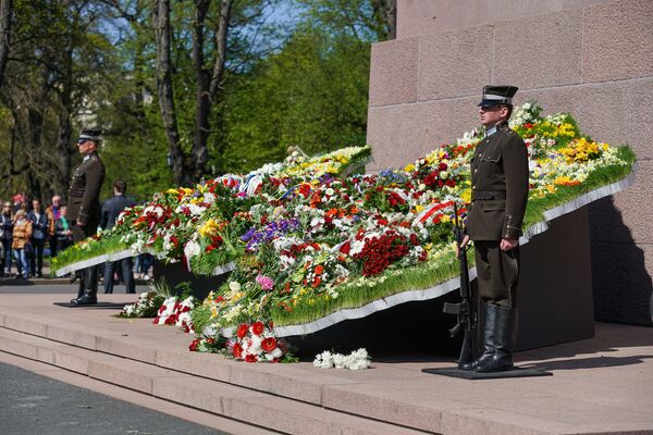Выложенный цветами контур Латвии у памятника Свободы - Sputnik Латвия