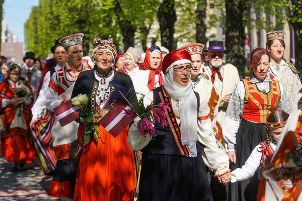 Шествие Надень народный костюм в честь Латвии - Sputnik Латвия