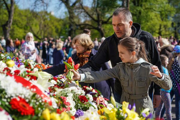 Жители Риги заполняют цветами контур Латвии у памятника Свободы - Sputnik Латвия