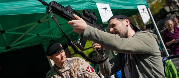 Рижанин с основным автоматом латвийской армии HK G36 Рижанин с основным автоматом латвийской армии HK G36 - Sputnik Латвия