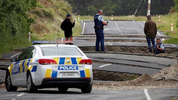 Местные жители и полиция на месте разломов в результате землетрясения в окрестностях города Уорд в Новой Зеландии - Sputnik Latvija