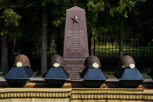 Церемония захоронения останков советских воинов на братском кладбище в Ропажи - Sputnik Латвия