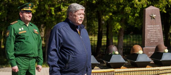 Krievijas vēstnieks Latvijā Jevgēņijs Lukjanovs padomju karavīru pārapbedīšanas ceremionijā Brāļu kapos Ropažos Krievijas vēstnieks Latvijā Jevgēņijs Lukjanovs padomju karavīru pārapbedīšanas ceremionijā Brāļu kapos Ropažos - Sputnik Latvija