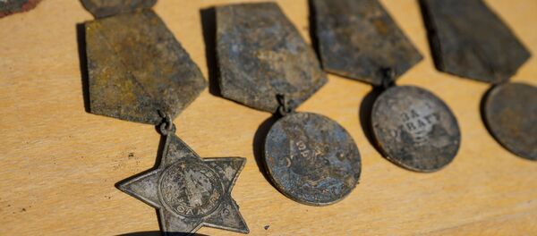 Награды и личные вещи солдат, найденные на месте поисковых работ - Sputnik Latvija