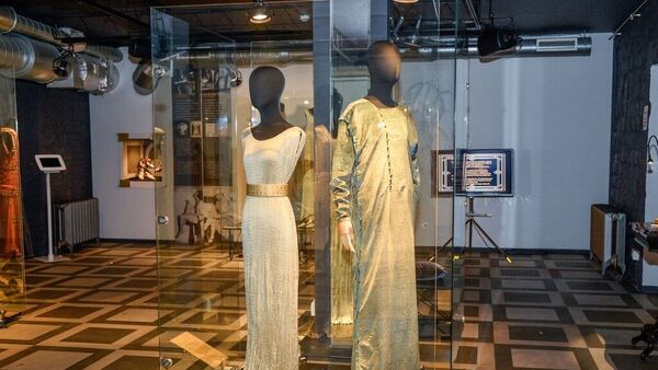 Платья из плиссированного шелка и бархата с тиснением итальянского дизайнера Фортуни - Sputnik Латвия