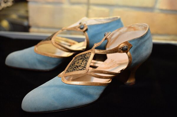 Уникальные замшевые туфли с ремешками из золотой кожи и декоративной вставкой̆ на каблуке Bob Inc., автором которых выступил великий обувщик того времени Андрэ Перуджиа - Sputnik Латвия