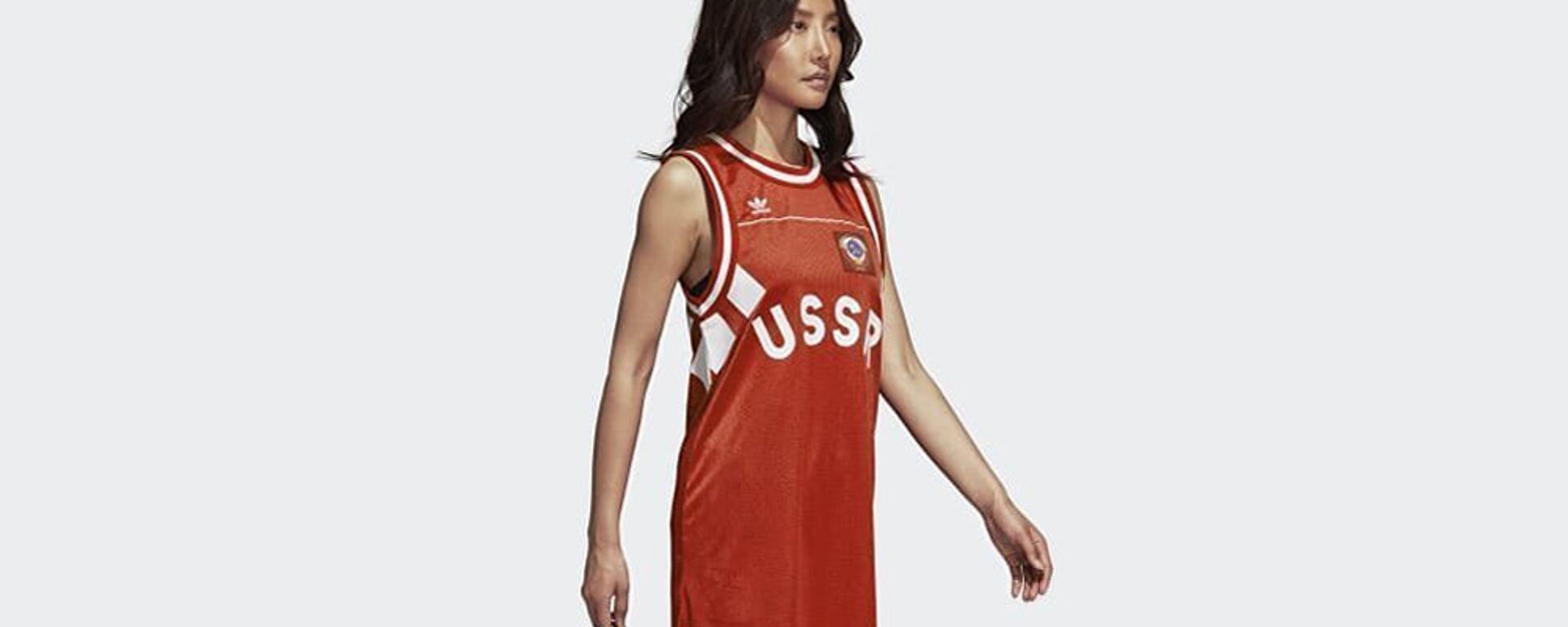 Девушка в майке с надписью USSR компании Adidas - Sputnik Латвия, 1920, 19.06.2019