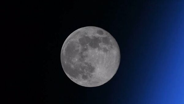 Российский космонавт показал исчезающую Луну - Sputnik Латвия