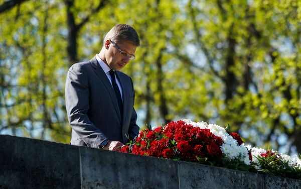 Nils Ušakovs noliek ziedus Braļu kapos Otrā pasaules kara upuru piemiņas dienā 8. maijā - Sputnik Latvija