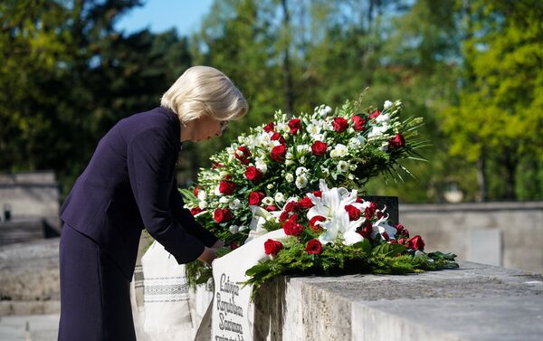 Ināra Mūrniece noliek ziedus Braļu kapos Otrā pasaules kara upuru piemiņas dienā 8. maijā - Sputnik Latvija