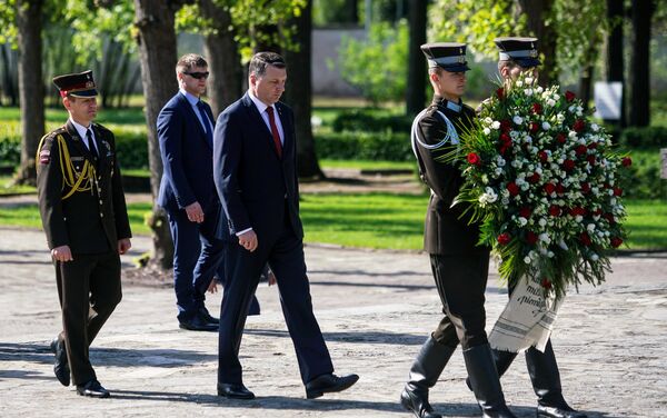 Raimonds Vējonis noliek ziedus Braļu kapos Otrā pasaules kara upuru piemiņas dienā 8. maijā - Sputnik Latvija