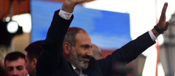 Никол Пашинян выступает перед своими сторонниками после специального заседания парламента Армении, на котором он был избран премьер-министром Армении. - Sputnik Латвия