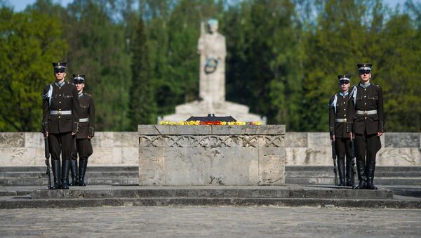 8 мая на Братском кладбище в Риге - Sputnik Латвия