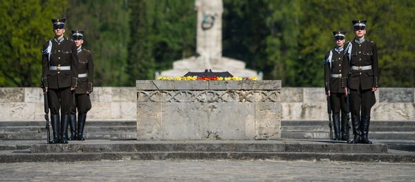 8 мая на Братском кладбище в Риге 8 мая на Братском кладбище в Риге - Sputnik Латвия