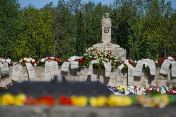 8 мая на Братском кладбище в Риге 8 мая на Братском кладбище в Риге - Sputnik Латвия