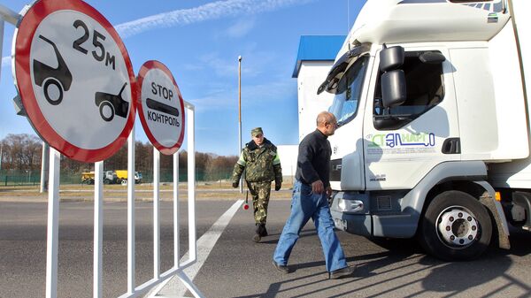 Досмотр автомобиля на пограничном контрольно-пропускном пункте  - Sputnik Латвия