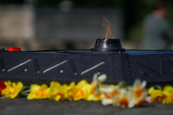 8 мая на Братском кладбище в Риге 8 мая на Братском кладбище в Риге - Sputnik Латвия