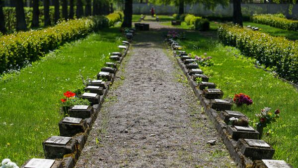 8 мая на Братском кладбище в Риге - Sputnik Latvija