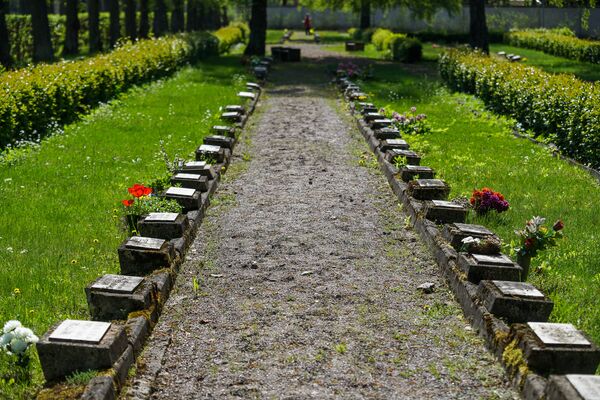 8 мая на Братском кладбище в Риге 8 мая на Братском кладбище в Риге - Sputnik Латвия