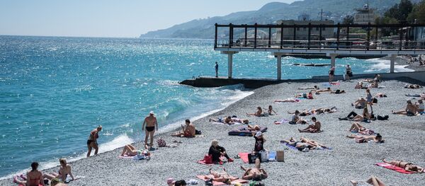 Отдыхающие на пляже в Ялте, 30 апреля 2018 - Sputnik Латвия