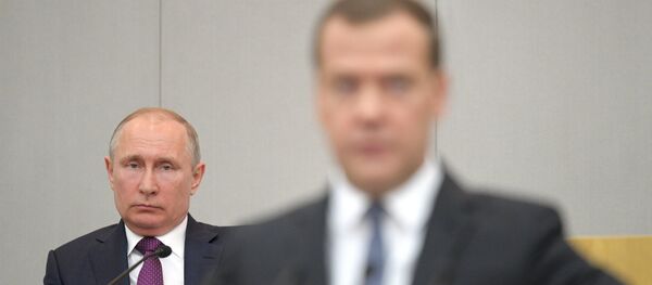 Президент РФ В. Путин и кандидат на пост премьер-министра РФ Д. Медведев приняли участие в пленарном заседании Госдумы РФ Президент РФ В. Путин и кандидат на пост премьер-министра РФ Д. Медведев приняли участие в пленарном заседании Госдумы РФ - Sputnik Латвия