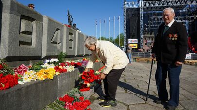Ветераны возлагают цветы к памятнику Освободителям в Риге в День Победы