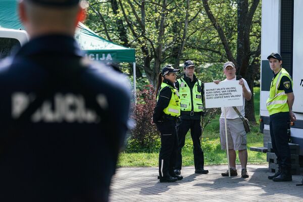 Задержание Айниса Спрогиса у памятника Освободителям  - Sputnik Латвия