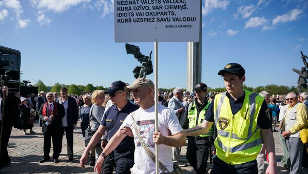 Пикет против празднования Дня Победы у памятника Освободителям - Sputnik Латвия