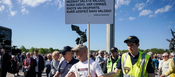 Пикет против празднования Дня Победы у памятника Освободителям Пикет против празднования Дня Победы у памятника Освободителям - Sputnik Латвия