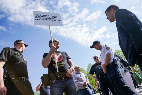 Пикет против празднования Дня Победы у памятника Освободителям Пикет против празднования Дня Победы у памятника Освободителям - Sputnik Латвия