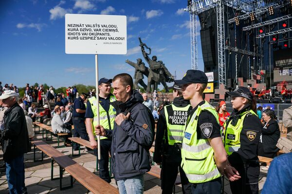Пикет против празднования Дня Победы у памятника Освободителям Пикет против празднования Дня Победы у памятника Освободителям - Sputnik Латвия