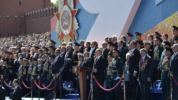 Президент РФ В.Путин и премьер-министр РФ Д.Медведев на военном параде в честь 73-й годовщины Победы в ВОВ - Sputnik Латвия