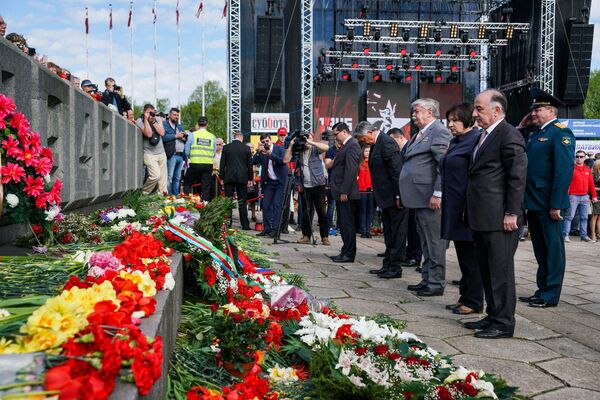 Главы посольств Узбекистана, Казахстана, России, Беларуси, Азербайджана у памятника Освободителям Главы посольств Узбекистана, Казахстана, России, Беларуси, Азербайджана у памятника Освободителям - Sputnik Латвия