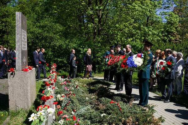 Дипломаты посольств России, Беларуси, Казахстана и Азербайджана на Гарнизонном кладбище Риги Дипломаты посольств России, Беларуси, Казахстана и Азербайджана на Гарнизонном кладбище Риги - Sputnik Латвия