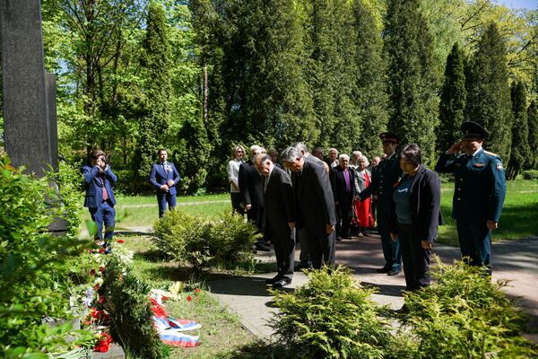 Послы России, Казахстана, Беларуси и Азербайджана на Гарнизонном кладбище Риги в День Победы Послы России, Казахстана, Беларуси и Азербайджана на Гарнизонном кладбище Риги в День Победы - Sputnik Латвия