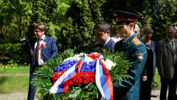 Возложение на Гарнизонном кладбище Риги в День Победы - Sputnik Латвия