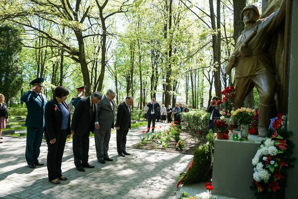 Послы Беларуси, Казахстана, России и Азербайджана на Покровском кладбище Риги в День Победы Послы Беларуси, Казахстана, России и Азербайджана на Покровском кладбище Риги в День Победы - Sputnik Латвия