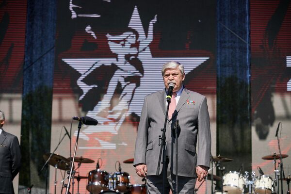 Посол России Евгений Лукьянов выступает у памятника Освободителям в День Победы Посол России Евгений Лукьянов выступает у памятника Освободителям в День Победы - Sputnik Латвия