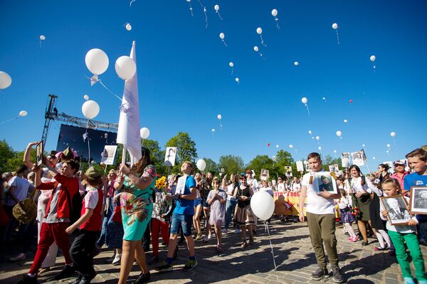 Акция Бессмертный полк в Риге - Sputnik Латвия