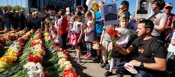 Акция Бессмертный полк в Риге - Sputnik Латвия