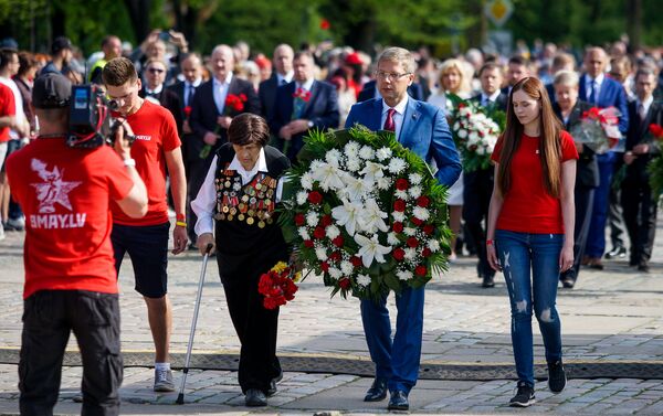 Мэр Риги Нил Ушаков и танкистка Мария Рашевская на возложении у памятника Освободителям 9 мая в Риге - Sputnik Латвия
