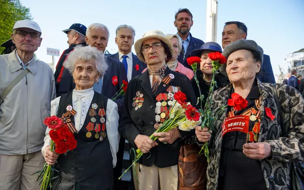 Ветераны на площади у памятника Освободителям 9 мая в Риге Ветераны на площади у памятника Освободителям 9 мая в Риге - Sputnik Латвия