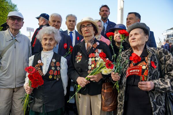 Ветераны на площади у памятника Освободителям 9 мая в Риге - Sputnik Латвия
